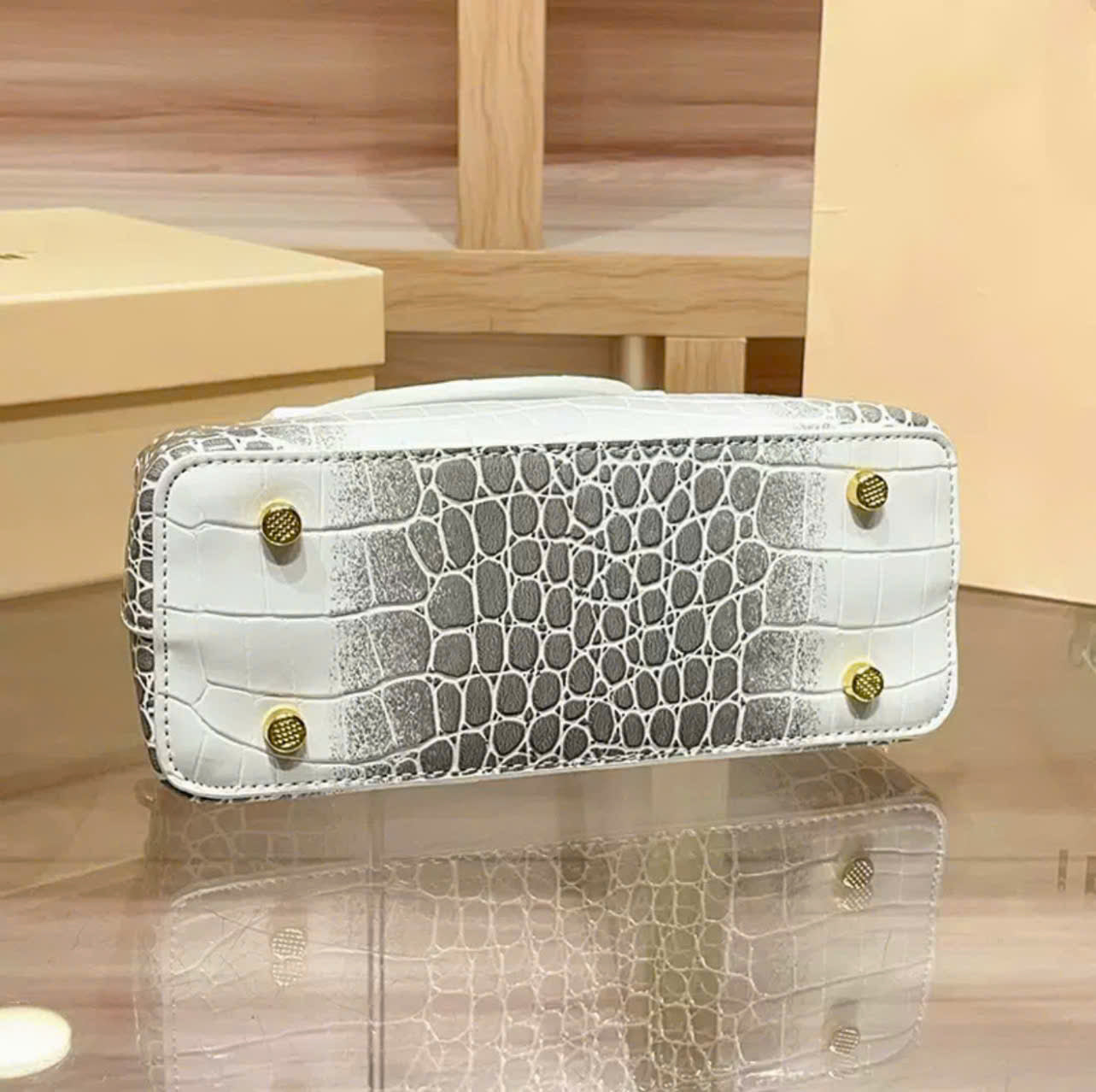 Premium women's handbag with a crocodile pattern – stylish single-shoulder crossbody bag.