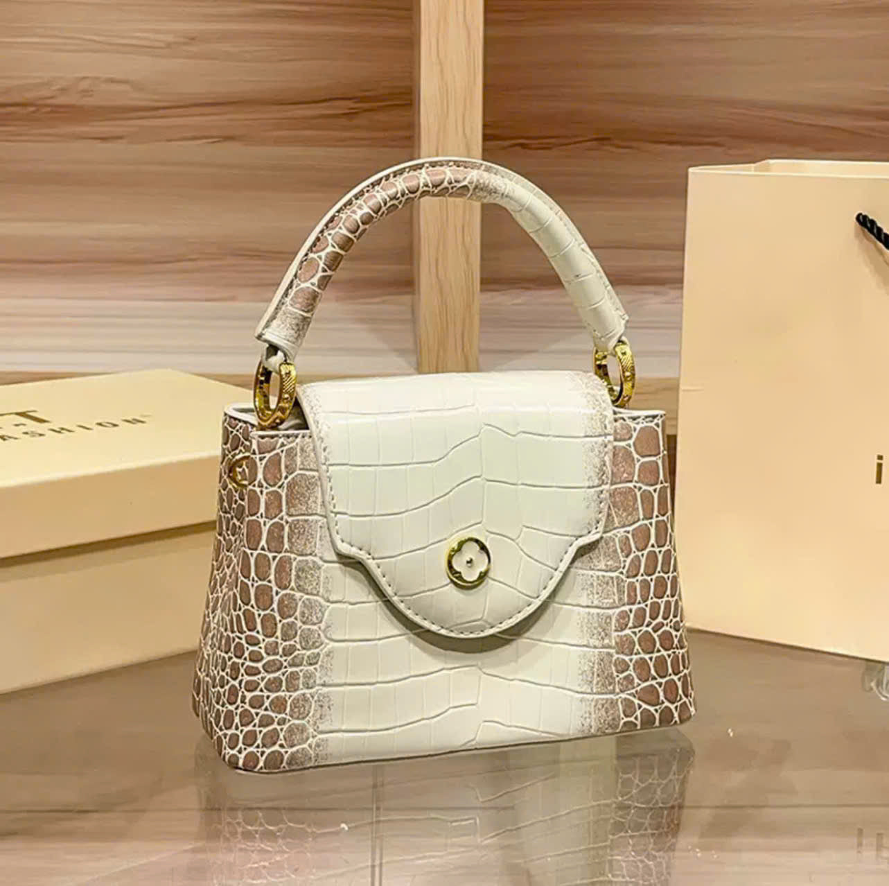Premium women's handbag with a crocodile pattern – stylish single-shoulder crossbody bag.