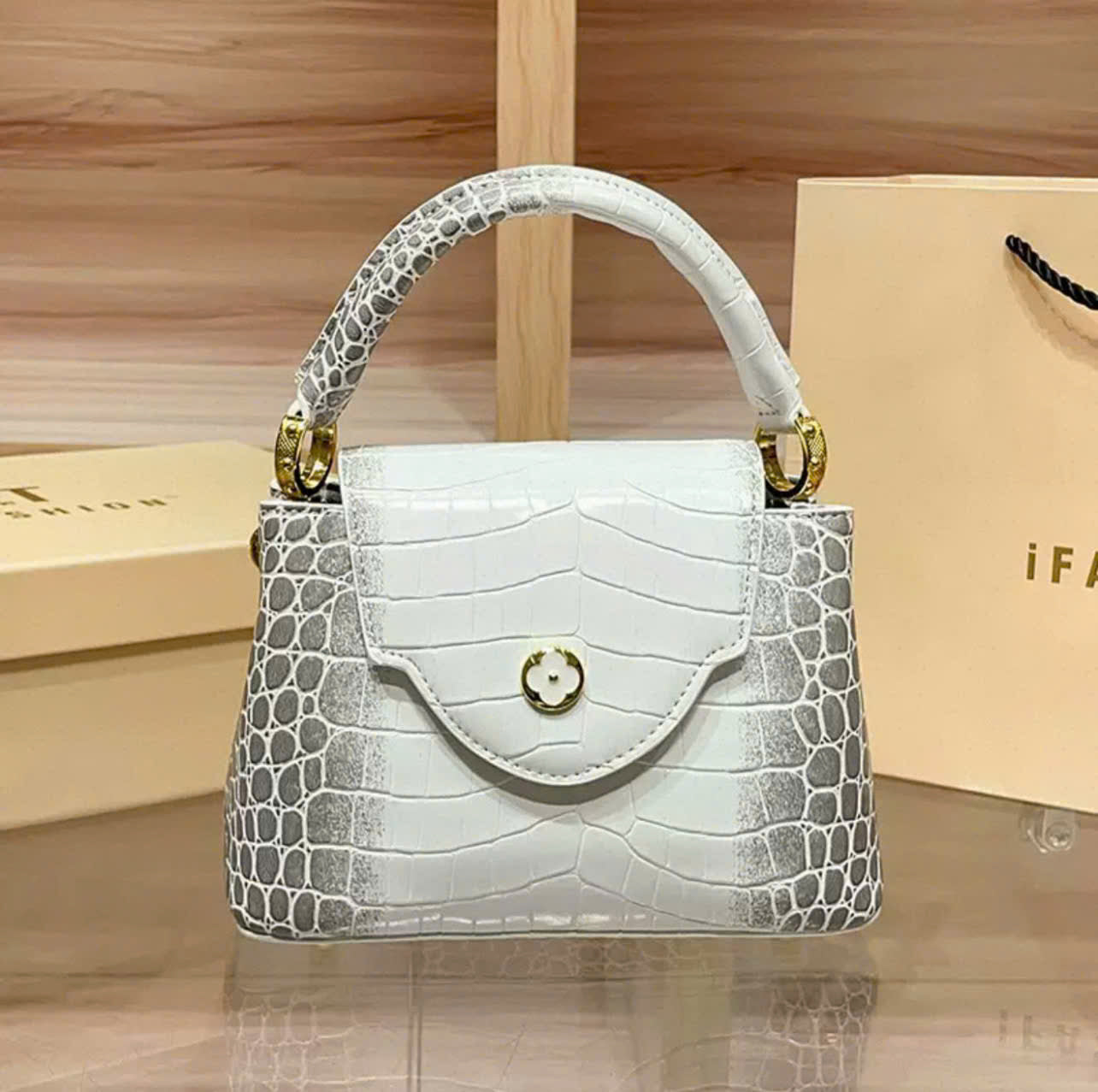 Premium women's handbag with a crocodile pattern – stylish single-shoulder crossbody bag.